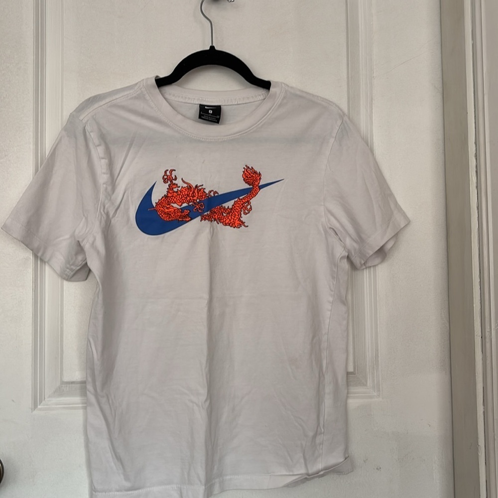 White Nike T in EUC